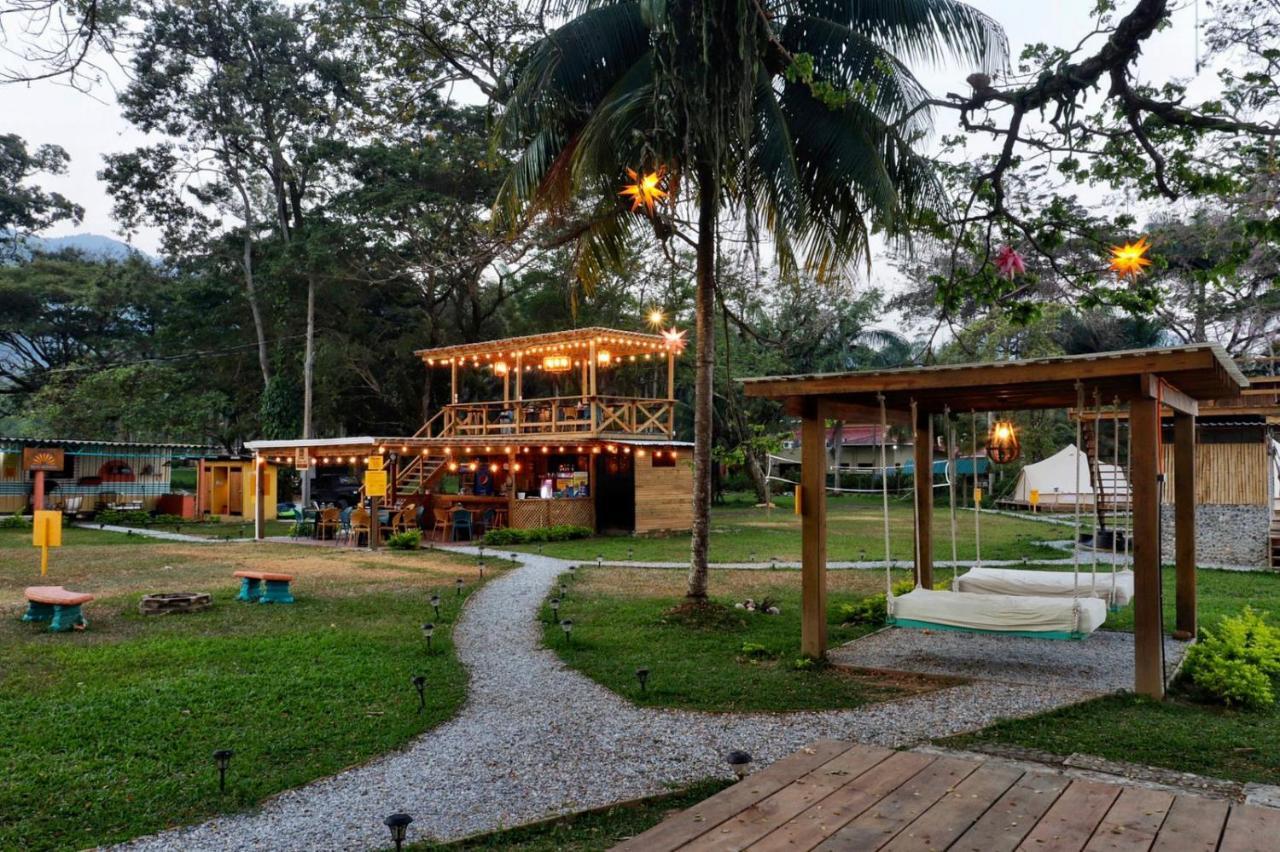 Sunset Hut Hostel Омоа Екстериор снимка