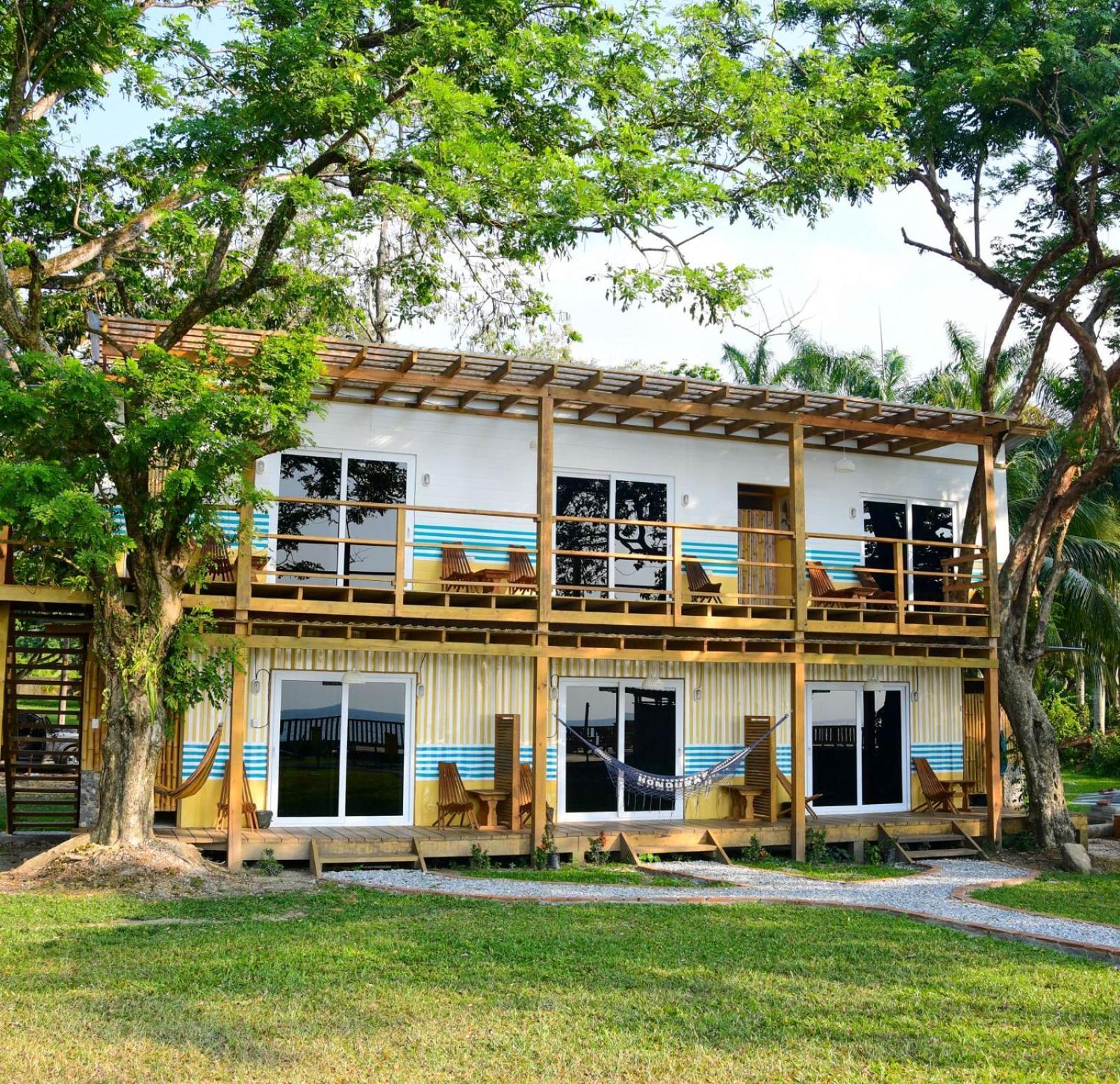 Sunset Hut Hostel Омоа Екстериор снимка